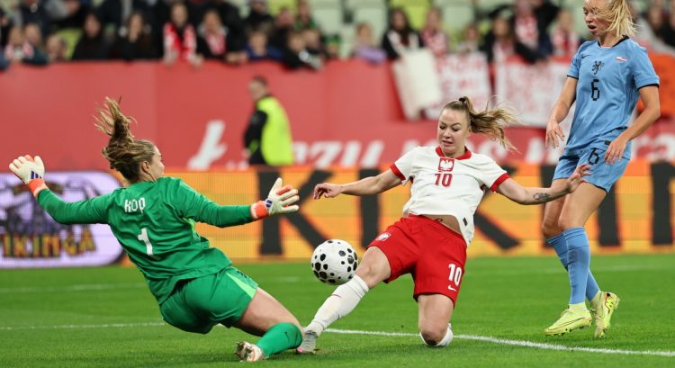 Polka Weronika Zawistowska oraz Ella Peddemors i bramkarka Lize Kop z Holandii podczas towarzyskiego meczu piłkarskiego w Gdańsku (fot. PAP/Adam Warżawa)