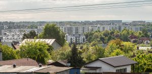 Gdańsk, Migowo okolica skrzyżowania ulic: Al. Pawła Adamowicza i Wołkowyska. Widok na ogródki działkowe i osiedle Morena. (fot. Anna Rezulak / KFP)
