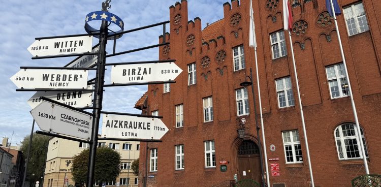 Sprzed budynku Urzędu Miejskiego w Tczewie zniknął już drogowskaz, symbolizujący współpracę z miastem Lev Hasharon (fot. UM Tczew)