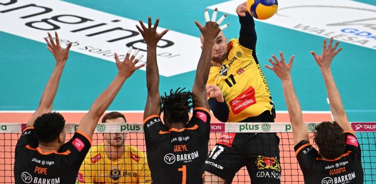 Gdańsk, 20.10.2025. Zawodnik Energi Trefla Gdańsk Piotr Orczyk (2P) oraz Lorenzo Pope (L), Mousse Gueye (2L) i Lukas Kampa (P) z Barkomu Każany Lwów (Fot. PAP/Marcin Gadomski)