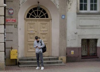 Zabytkowy, dwupiętrowy budynek z czerwonej cegły ze spadzistym dachem i białymi detalami architektonicznymi, będący siedzibą Urzędu Morskiego w Słupsku. Przy wejściu widoczne są tablice urzędowe