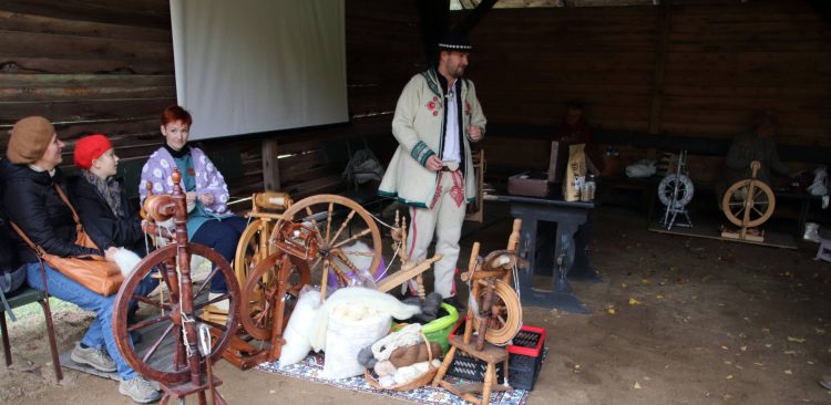 „Nasze òwce mają wełnã jak pierzënã" - spotkanie miłośników owczej wełny we Wdzydzach Kiszewskich, 11.10.2025 r. (fot. Radio Gdańsk/Małgorzata Odyniec)