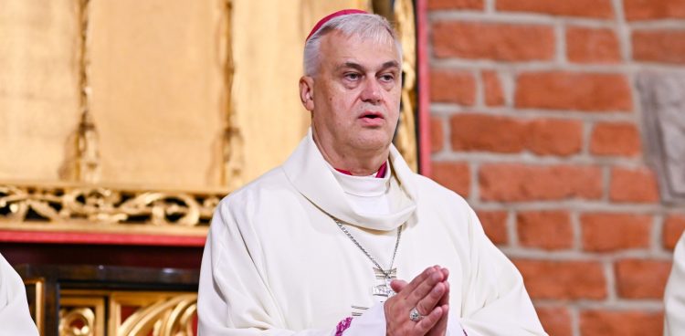 Biskup Wojciech Skibicki podczas ingresu do katedry św. Mikołaja w Elblągu (fot. PAP/Marcin Gadomski)