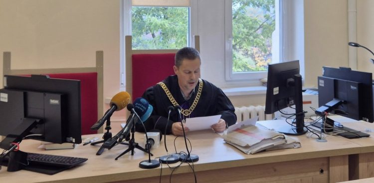 Sędzia odczytuje wyrok (fot. Radio Gdańsk/Przemysław Woś)