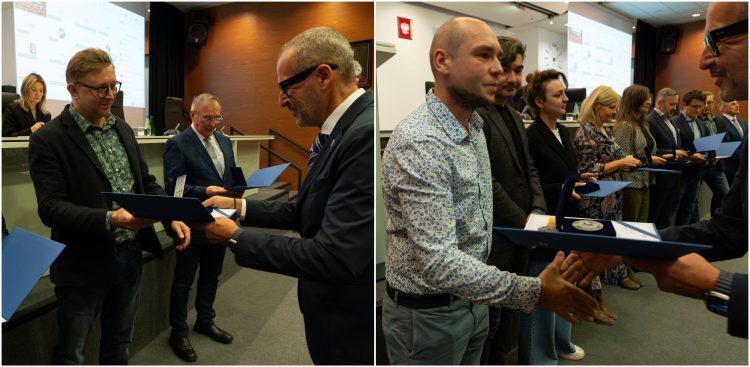 Michał Pacześniak i Kuba Kaługa odbierają medale z rąk prof. Piotra Stepnowskiego, rektora UG (fot. Uniwersytet Gdański/Bartłomiej Jętczak)