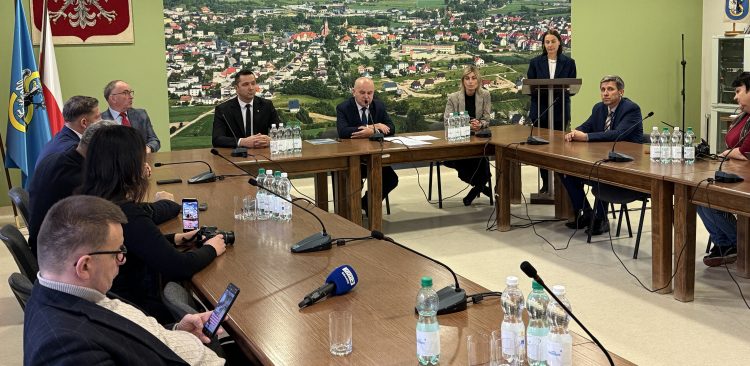 Gmina Sierakowice zapowiedziała szeroką kampanię informacyjną, która wyjaśni, dlaczego zmiana statusu wsi na miasto przyniesie korzyści (fot. Radio Gdańsk/Robert Groth)