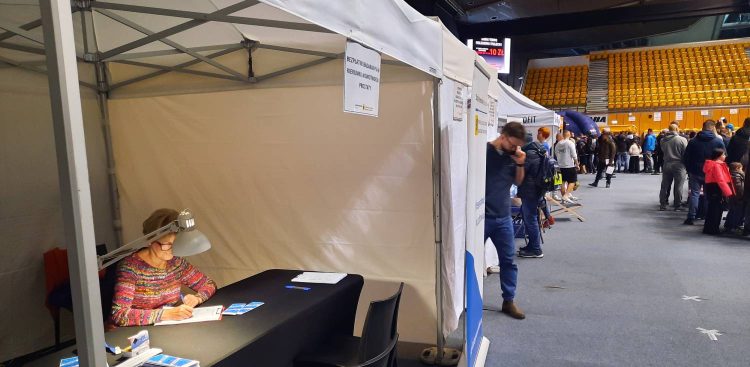 Akcja Szpitali Pomorskich promująca profilaktykę zdrowotną wśród mężczyzn podczas wydawania pakietów dla uczestników Gdyńskiego Biegu Niepodległości (fot. Radio Gdańsk/Marcin Lange)