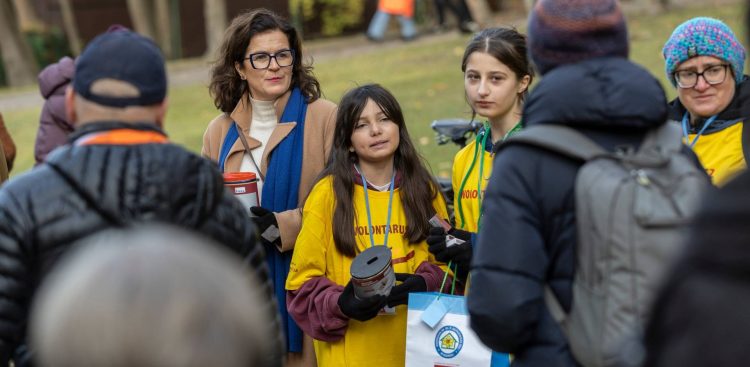 Aleksandra Dulkiewicz kwestuje na cmentarzu w Gdańsku, 01.11.2025 r. (fot. Grzegorz Mehring / gdansk.pl)