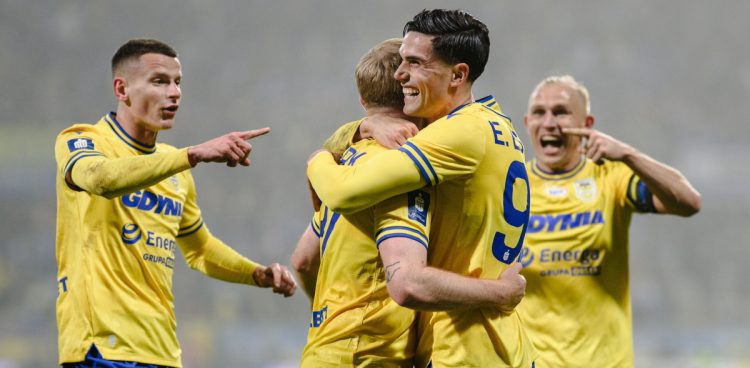 Zawodnik Arki Gdynia Edu Espiau cieszy się ze zdobytej bramki w meczu 15. kolejki piłkarskiej Ekstraklasy z Lechem Poznań (fot. PAP/Marcin Gadomski)