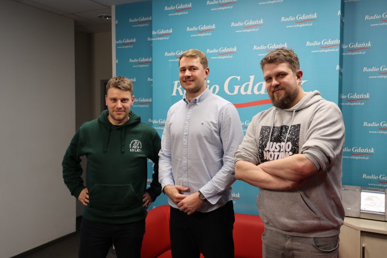Bartłomiej Wołoszyn gościem Pawła Kątnika i Michała Rudnickiego w audycji Szatnia FM/fot. Radio Gdańsk