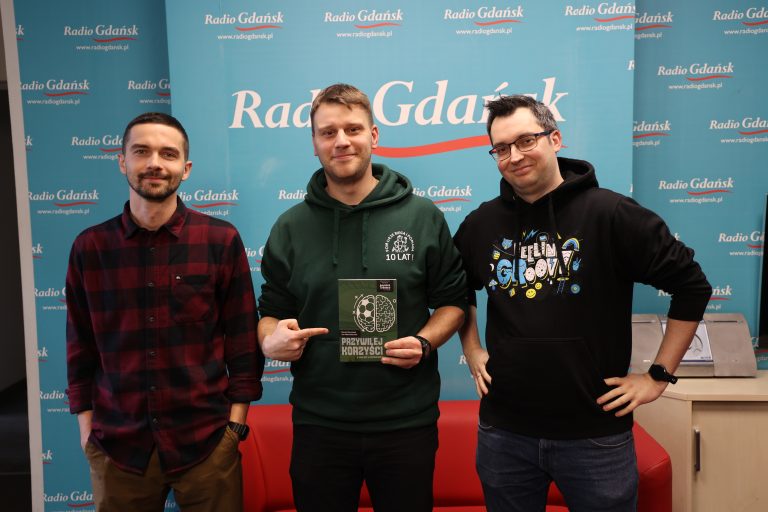 Autorzy książki "Przywilej korzyści": Marek Marciniak i Jan Marcinkowski oraz dziennikarz Radia Gdańsk Paweł Kątnik, dziennikarz (fot. Radio Gdańsk/Adrian Kasprzycki)