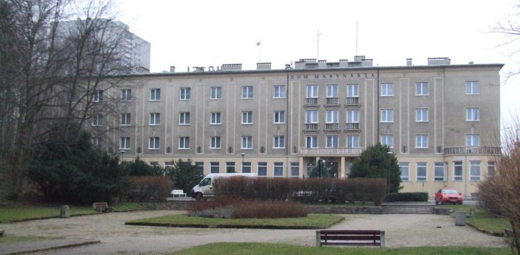 Dom Marynarza przy Alei Piłsudskiego 1 w Gdyni, hotel a zarazem aktualna siedziba PLO (fot. Wikimedia Commons/Joymaster)