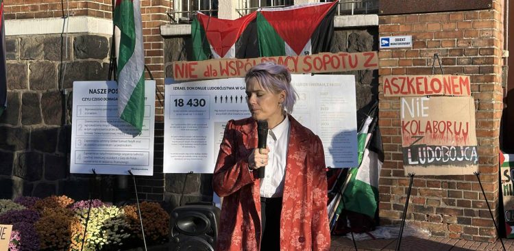 Działaczka propalestyńska przemawia przed sopockim ratuszem (fot. Radio Gdańsk/Oskar Bąk)