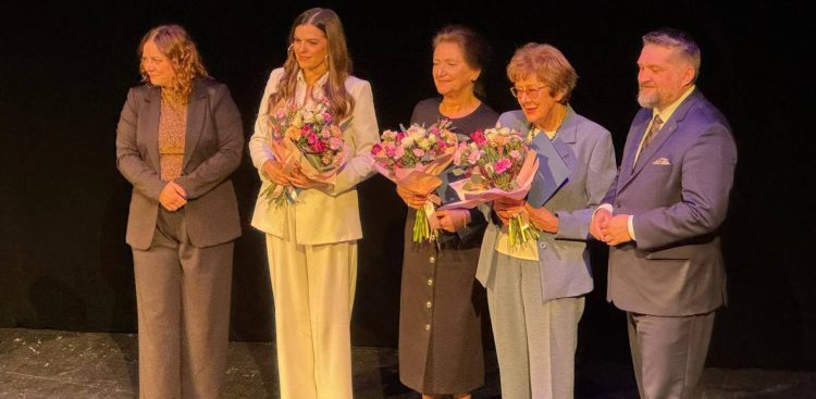 Podczas konferencji ogłoszono Ambasadorów 100-lecia. Od lewej: Aleksandra Kosiorek – prezydent Gdyni, Maja Gadzińska – aktorka-ambasadorka obchodów 100-lecia, Hanna Wenda-Uszyńska – wnuczka inż. Tadeusza Wendy, Julita Maciejewicz-Ryś – wnuczka Eugeniusza Kwiatkowskiego, Tadeusz Szemiot – przewodniczący Rady Miasta Gdyni (fot. Radio Gdańsk/Marcin Lange)