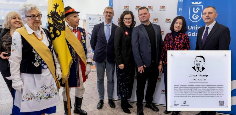 Uroczystość odsłonięcia tablicy upamiętniającej prof. Jerzego Sampa na Uniwersytecie Gdańskim (fot. Grzegorz Mehring/gdansk.pl)