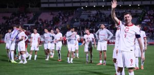 Kapitan reprezentacji Polski Robert Lewandowski (P) po wygranym 3:2 meczu eliminacyjnym mistrzostw świata z Maltą. Attard, Malta, 17.11.2025 r. (PAP/Leszek Szymański)