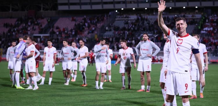 Kapitan reprezentacji Polski Robert Lewandowski (P) po wygranym 3:2 meczu eliminacyjnym mistrzostw świata z Maltą. Attard, Malta, 17.11.2025 r. (PAP/Leszek Szymański)