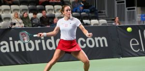 Polka Katarzyna Kawa podczas meczu deblowego tenisowego turnieju kwalifikacyjnego Billie Jean King Cup z Rumunią w Gorzowie Wielkopolskim, 16.11.2025 r. (fot. PAP/Lech Muszyński)