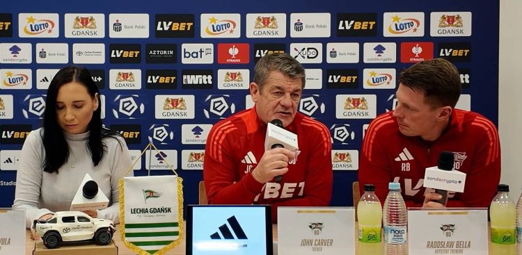 John Carver, trener Lechii Gdańsk, w trakcie konferencji prasowej przed meczem z Widzewem Łódź, 07.11.2025 r. (fot. YouTube/Lechia Gdańsk)