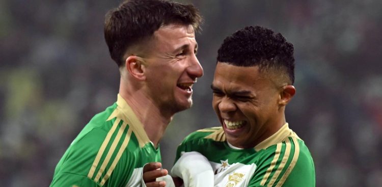 Piłkarze Lechii Gdańsk Rifet Kapic (L) i Camilo Mena (P) cieszą się z gola podczas meczu Ekstraklasy z Bruk-Bet Termaliką Nieciecza. Gdańsk, 29.11.2025 r. (fot. PAP/Adam Warżawa)