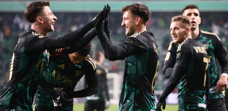 Zawodnicy Lechii Gdańsk Rifat Kapic (L) i Aleksandar Cirkovic (C) cieszą się z bramki zdobytej na 1: 2 w meczu 16. kolejki piłkarskiej Ekstraklasy z Legią Warszawa. Warszawa, 22.11.2025 r. (fot. PAP/Leszek Szymański)