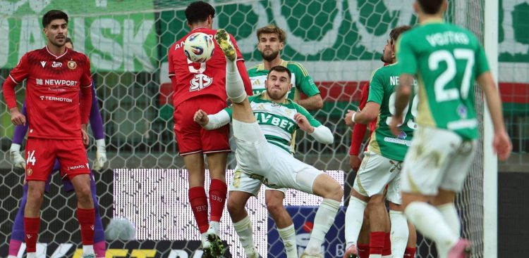 Zawodnik Lechii Gdańsk Maksym Diachuk (C-P) i Stelios Andreou (C-L) z Widzewa Łódź podczas meczu 15. kolejki piłkarskiej Ekstraklasy, Gdańsk, 08.11.2025 r. (fot. PAP/Adam Warżawa)