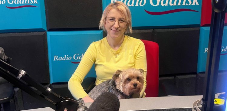 Szefowa słupskiego schroniska dla bezdomnych zwierząt Marta Śmietanka z podopiecznym (fot. Radio Gdańsk/Joanna Merecka-Łotysz)