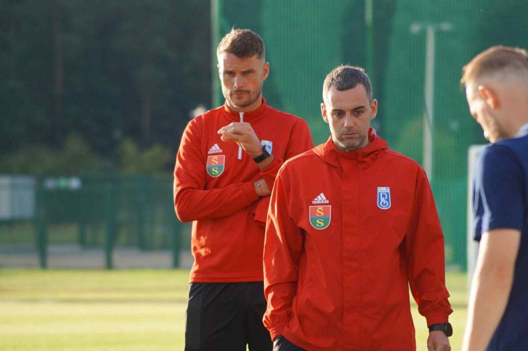 Nz. Trener Raduni Mateusz Bucholc. W tle Michał Buchalik/ fot. Radunia Stężyca