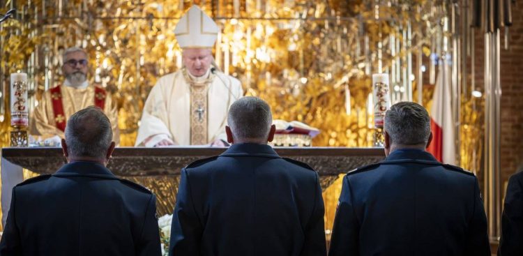 Msza św. w intencji policjantów garnizonu pomorskiego, którzy zginęli na służbie (fot. KWP w Gdańsku)
