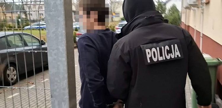 Policja prowadzi 20-latka, który przy użyciu noża zaatakował rodziców. Lębork 17.11.2025 r. (fot. KPP w Lęborku)