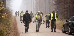 Grupa z wykrywaczami metali podczas badań w Lesie Piaśnickim w listopadzie 2025 r. (fot. IPN)