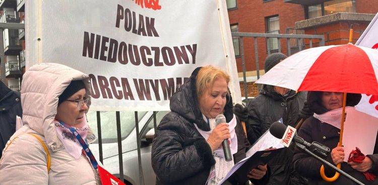 Pikieta nauczycieli zorganizowana przez NSZZ "Solidarność". Gdańsk, 26.11.2025 r. (fot. Radio Gdańsk/Oskar Bąk)