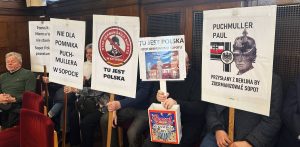 Przeciwnicy budowy pomnika Paula Puchmüllera w czasie obrad Sesji Rady Miasta Sopotu, 27.11.2025 r. (fot. Radio Gdańsk/Oskar Bąk)