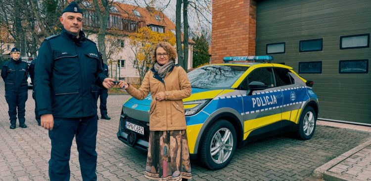 Insp. Sławomir Pachura, Komendant Miejski Policji w Sopocie oraz Magdalena Czarzyńska-Jachim, prezydentka Sopotu, która w imieniu miasta przekazuje kluczyki do nowego radiowozu. Sopot, 12.11.2025 r. (fot. UMS)