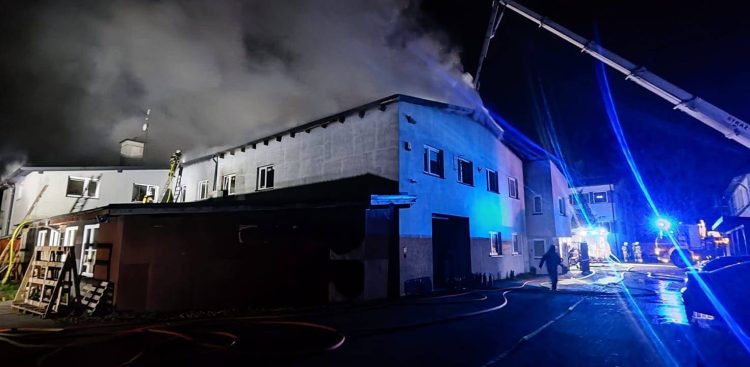 Pożar lakierni w Łężycach, 04.11.2025 r. (fot. PSP)