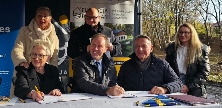 Podpisanie umowy (fot. Radio Gdańsk/Łukasz Kosik)