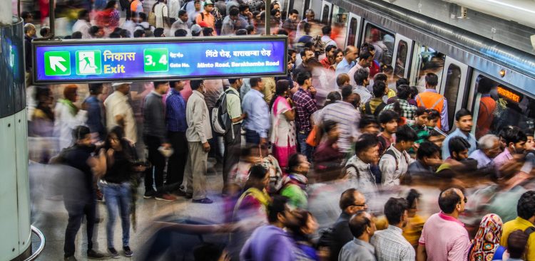 Tłum na stacji metra w Delhi (fot. Chandradhar yadav/ Wikimedia Commons)
