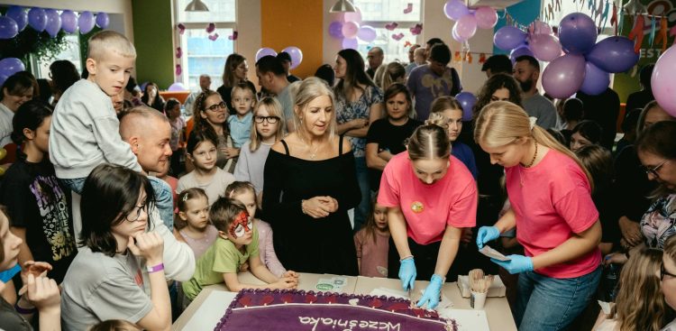 Wydarzenie zorganizowane przez UCK z okazji Dnia Wcześniaka, w czasie którego zespół Kliniki Neonatologii spotkał się z wcześniakami urodzonymi w placówce (fot. UCK w Gdańsku)