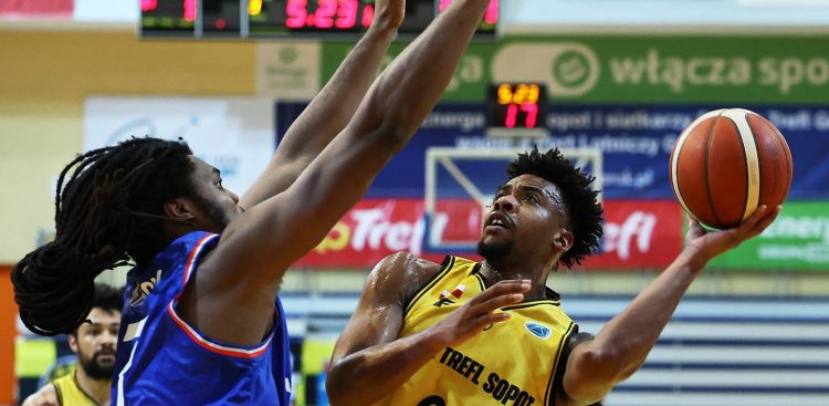 Zawodnik Energi Trefla Sopot Dylan Addae-Wusu (L) i Jalen Shaw (P) z Absheron Lions Baku w meczu 5. kolejki w grupie I koszykarskiego Pucharu Europy FIBA, Sopot, 12.11.202 r. (fot. PAP/Adam Warżawa)
