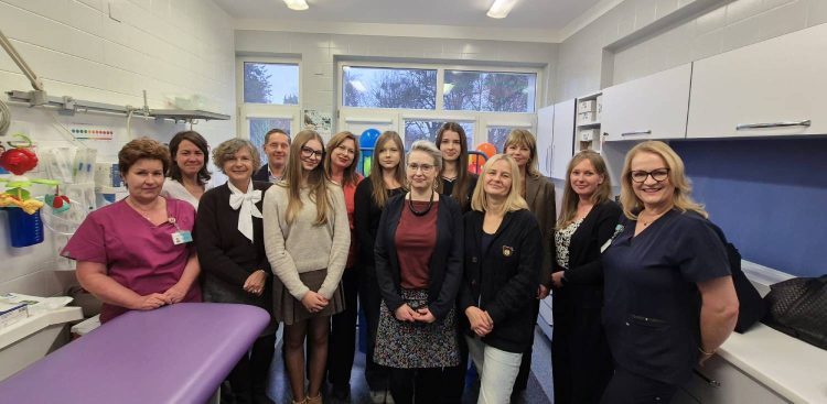 Uczniowie z V LO w Gdańsku w ramach akcji charytatywnej Book@Help zebrali pieniądze na sprzęt dla szpitala dziecięcego w w Gdańsku (fot. Szpital Dziecięcy Polanki w Gdańsku)