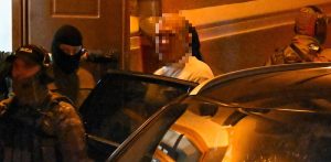 Patryk M. ps. "Wielki Bu" (C) wyprowadzany z siedziby Sądu Rejonowego Lublin-Zachód, 14.11.2025 r. (fot. PAP/Wojtek Jargiło)