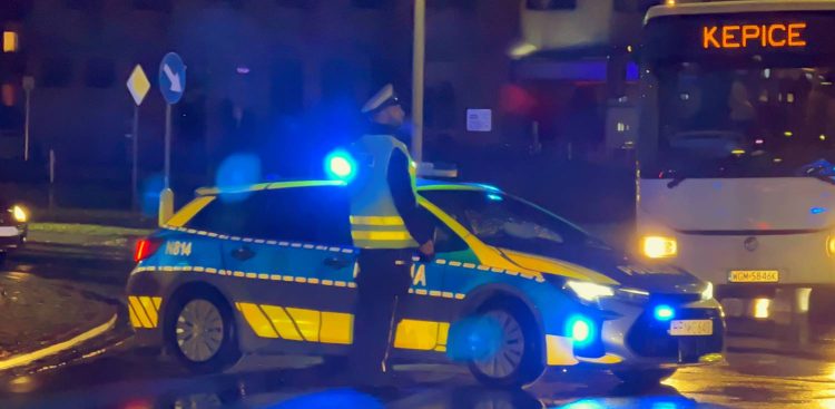Słupska policja zabezpiecza miejsce wypadku drogowego, 14.11.2025 r. (fot. Radio Gdańsk/Łukasz Kosik)