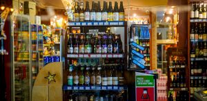 Stoisko z alkoholem w sklepie, zdjęcie ilustracyjne (fot. KFP/Paweł Marcinko)