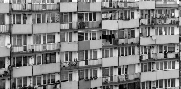 Okna i balkony bloku mieszkalnego