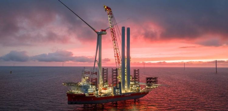 Pierwsza turbina na morskiej farmie wiatrowej farmie Baltic Power z gondolą ze Szczecina (fot. mat. pras.)