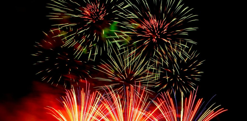 Spektakularny pokaz fajerwerków na nocnym niebie