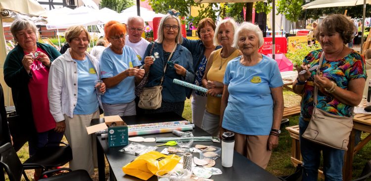 Zdjęcie ilustracyjne, "Zielony Salonik" przy strefie seniora na Przystanku Równość na placu Heweliusza w Gdańsku. Na zdjęciu seniorzy z klubu "Pod cisem" z Gdańska Brzeźno. (fot. Daniel Słoboda / KFP)