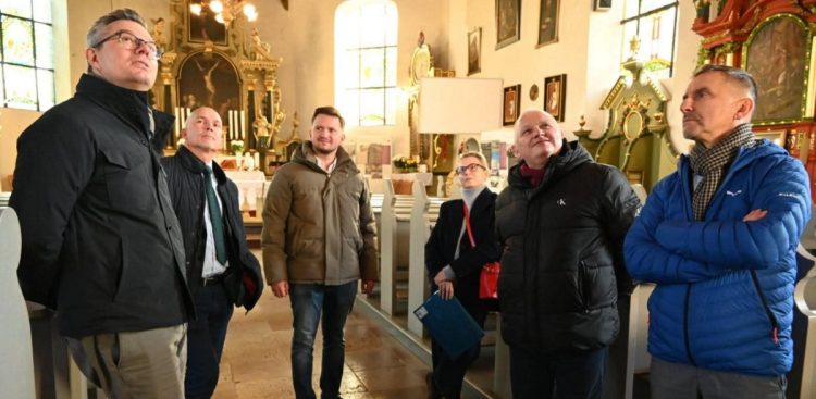 Odbiór zabytkowych organów w kościele w Różynach (fot. Aleksandra Feliksiak/UG Pszczółki)