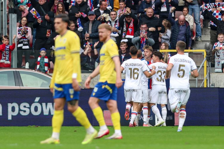 Zabrze, 02.11.2025. Zawodnik Górnika Zabrze Sondre Liseth (3P) cieszy siê z bramki zdobytej w meczu 14. kolejki pi³karskiej Ekstraklasy z Arki Gdynia, 2 bm. (js) PAP/Art Service