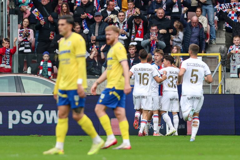 Zabrze, 02.11.2025. Zawodnik Górnika Zabrze Sondre Liseth (3P) cieszy siê z bramki zdobytej w meczu 14. kolejki pi³karskiej Ekstraklasy z Arki Gdynia, 2 bm. (js) PAP/Art Service